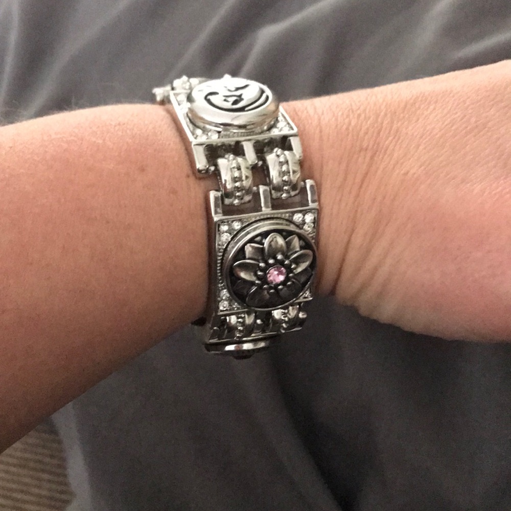 Silver tone bracelet with 4 changeable pop offs